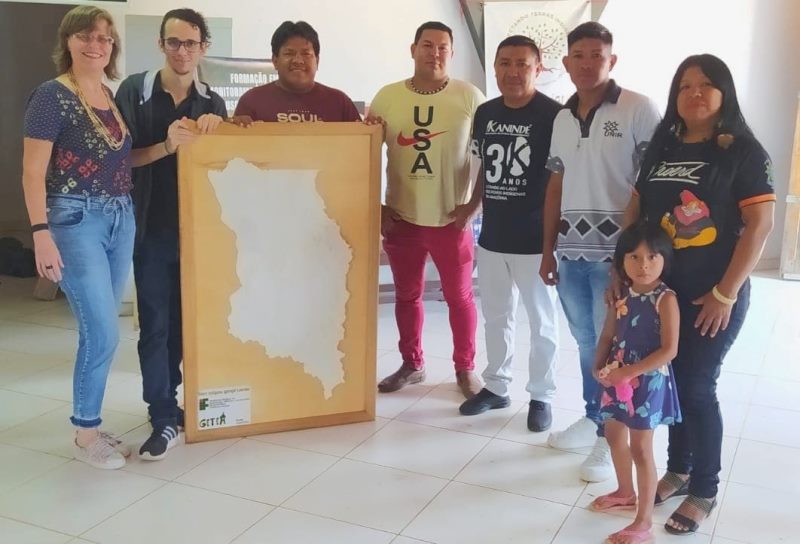 Grupo de Estudos em Temáticas Étnicas na Amazônia do Campus Ji-Paraná entrega mapas 3D aos povos Karo Arara e Ikólóéhj Gavião