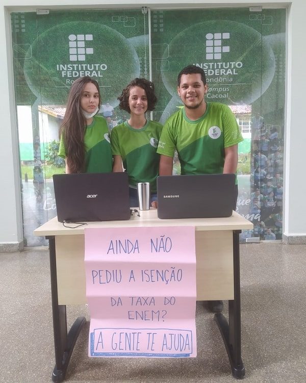 Estudantes do Campus Cacoal promovem ação para cadastro do título de eleitor e isenção do Enem