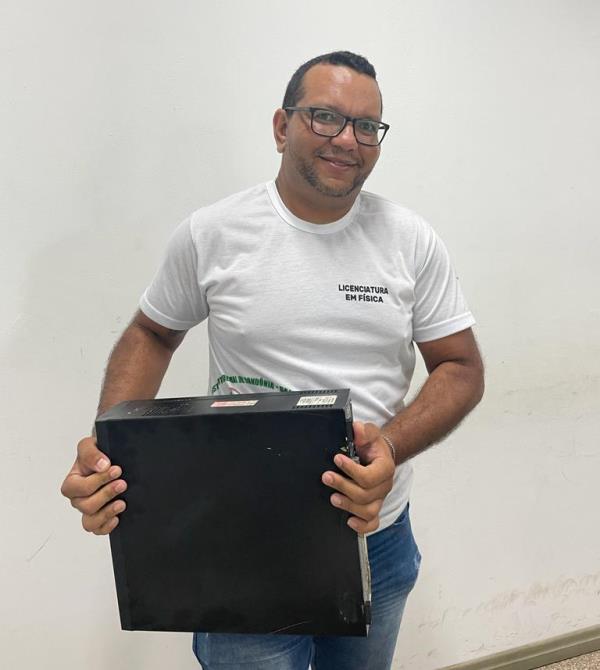 Alunos do Campus Calama recebem em doação computadores que foram recuperados