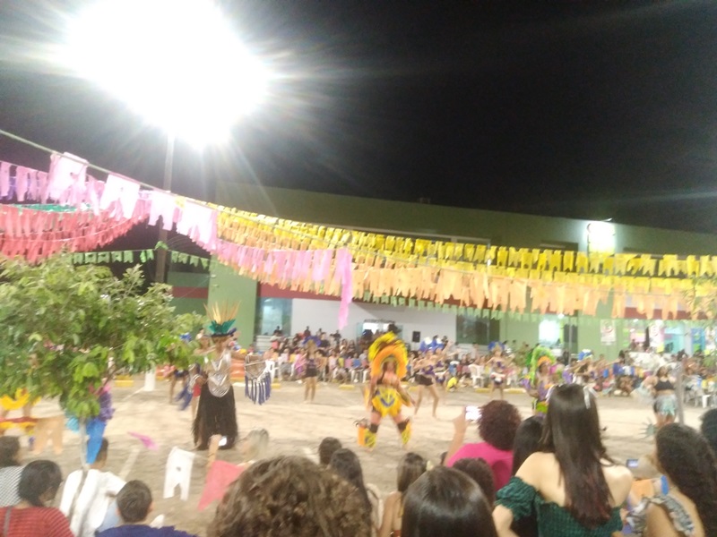 Em clima de festa, estudantes e seus familiares se divertem no Arraial Flor do Calama