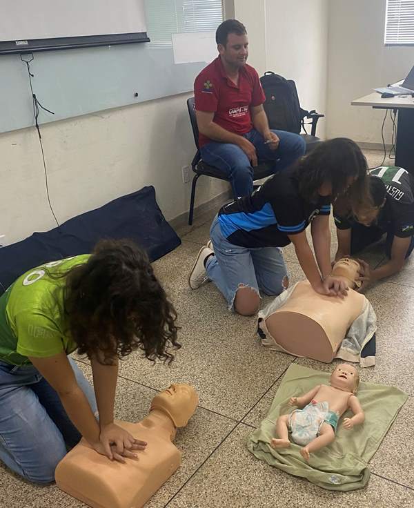 Curso de Medicina da FIMCA realiza aula prática de Primeiros Socorros para alunos de Jaru