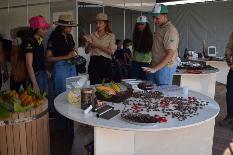 Projeto “Escola do Chocolate” do Campus Jaru movimenta estande do IFRO durante a 11ª Rondônia Rural Show Internacional