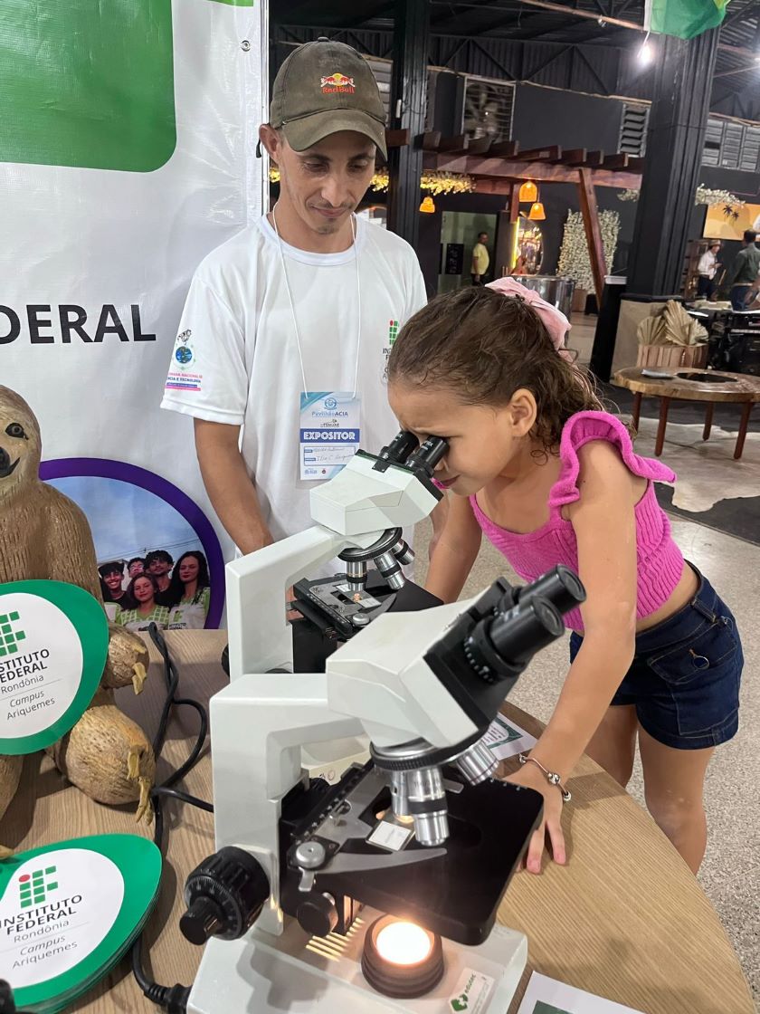 Licenciandos de Ciências Biológicas do Campus Ariquemes desenvolveram ações com adultos e crianças na 39ª Expoari