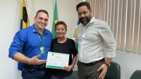 Dona_Iolanda_recebe_o_certificado