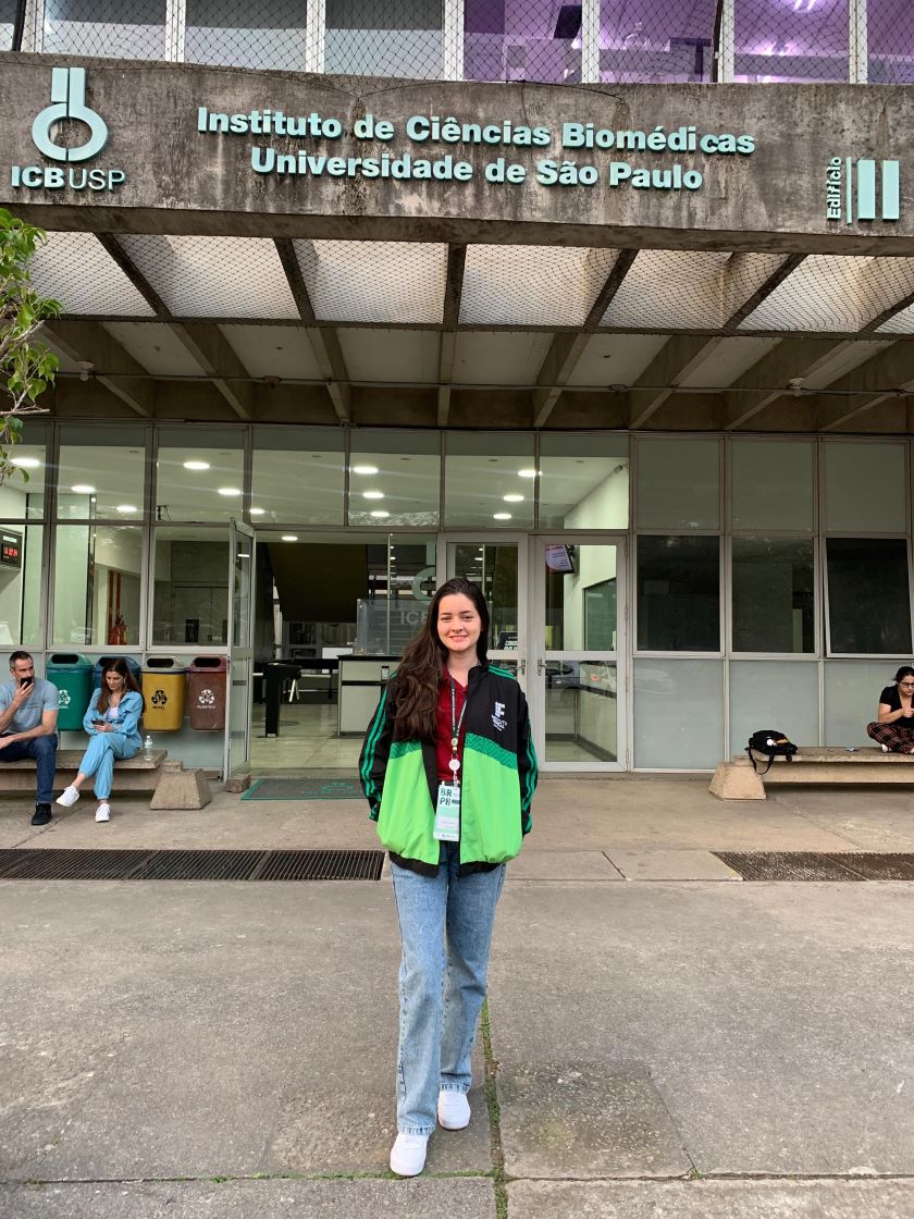 Acadêmica de Medicina Veterinária participa de curso de férias no Instituto de Ciências Biomédicas da USP