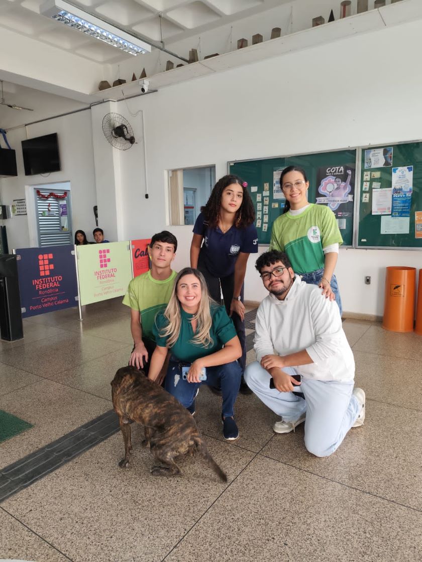 Ação coletiva dos alunos efetiva adoção do cão Adolfo no Campus Calama