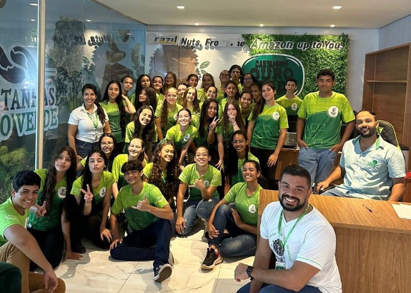 Estudantes do Técnico em Alimentos de Jaru realizam visita técnica ao setor de produção da indústria Castanhas Ouro Verde