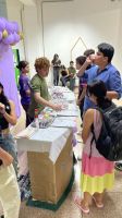 Acadêmicos_da_eng._química_expoem_produtos
