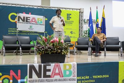 Palestra de Léo Péricles encerra atividades do Novembro Negro e destaca a importância da discussão sobre a população negra