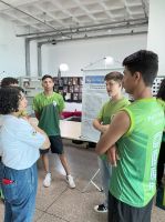 Profesasora_Camila_Serrão_observa_apresentação_dos_alunos