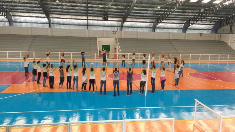 Alunos do IFRO fazem alungamento na quadra poliesportiva