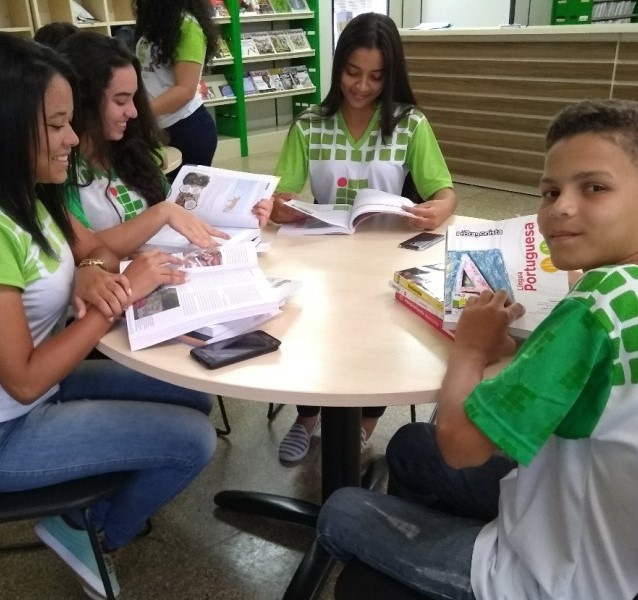 Estudantes receberam os livros didáticos para novo triênio