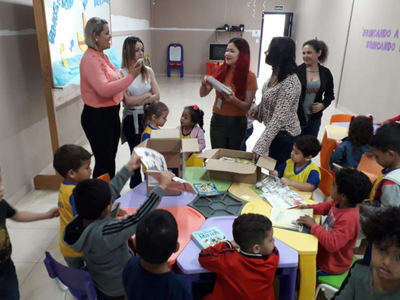 Biblioteca do Campus Porto Velho Calama participa de doação de livros infantis para escolas do Orgulho do Madeira