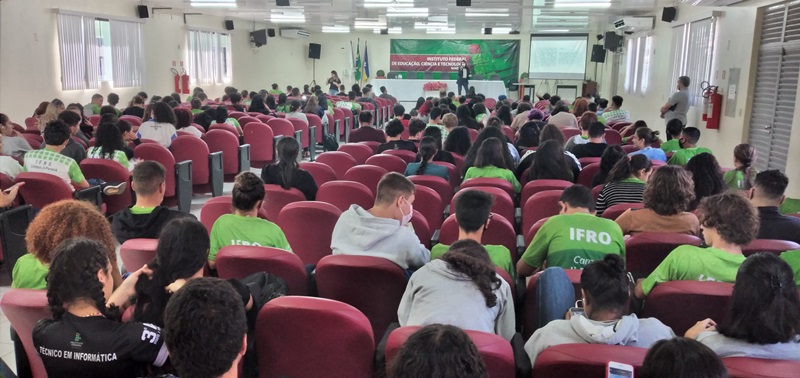 Alunos do técnico integrado ao ensino médio participam de palestra sobre a importância do voto no Campus Ji-Paraná