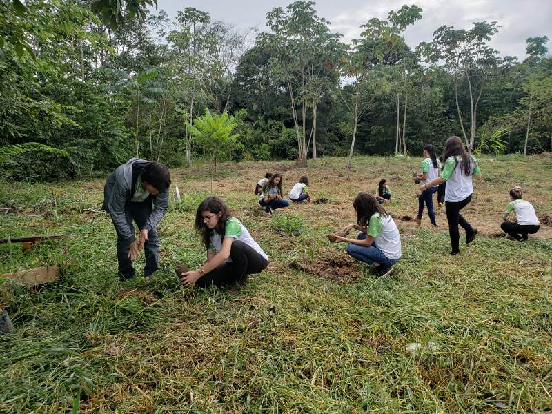 Um grupo de alunos participou de um plantio de 70 mudas de árvores frutíferas, em uma área do município localizada em um loteamento, destacando com essa ação a importância da vegetação para a conservação da água