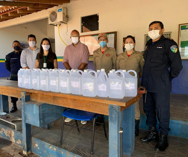IFRO faz doação de álcool glicerinado para Polícia Militar e Bombeiro Militar