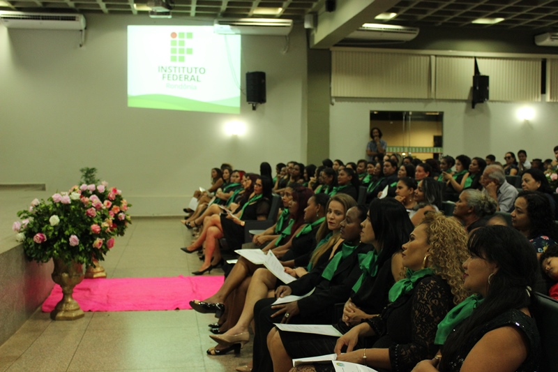 O Campus Porto Velho Calama realizou, nos dias 16 e 17 de maio, a certificação das concluintes dos cursos de Formação Inicial e Continuada (FIC) Cuidador Infantil e Cuidador de Idoso, ofertados através do Projeto Empoderamento da Mulher. As cerimônias ocorreram do auditório da unidade
