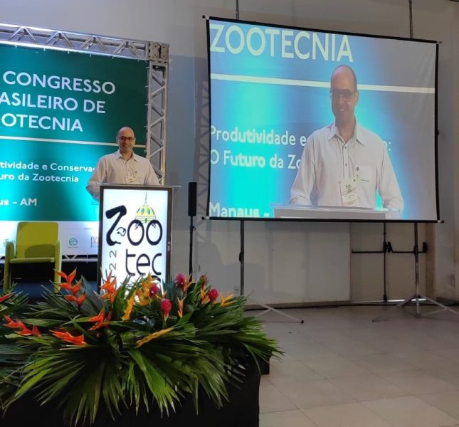 Coordenador e acadêmica de Zootecnia do Campus Colorado recebem premiação em Manaus