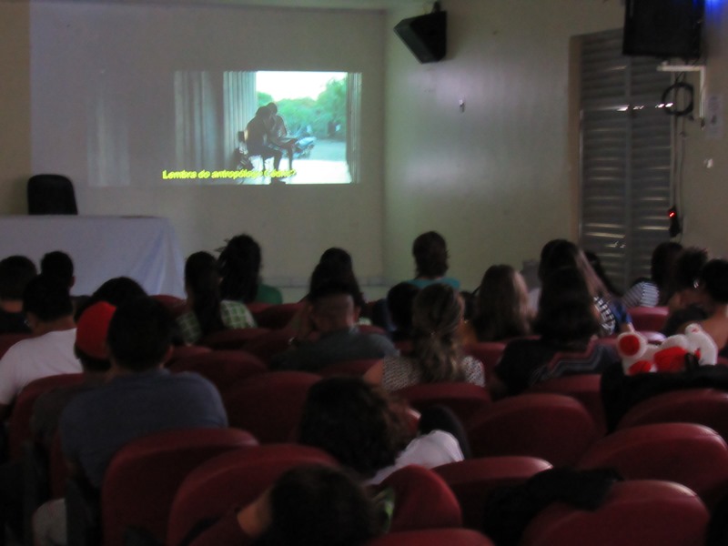 Exibição de filme e debate reúne público no auditório de Ji-Paraná