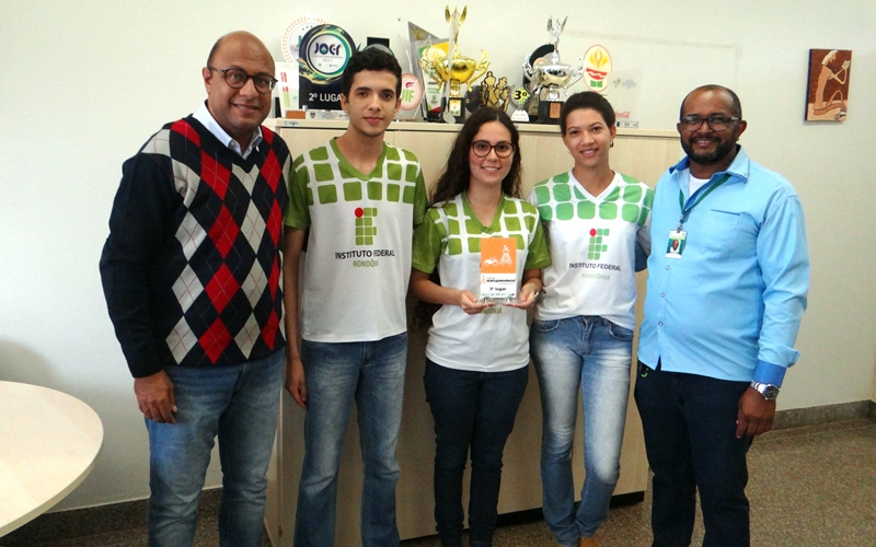 Kamylla Pittelkow, do curso Técnico Integrado em Agropecuária e Willyan Rodrigues e Heloisa Moraes, ambos do curso Técnico Integrado em Informática, conquistaram o terceiro lugar no Startup Weekend Ji-Paraná Agrotech