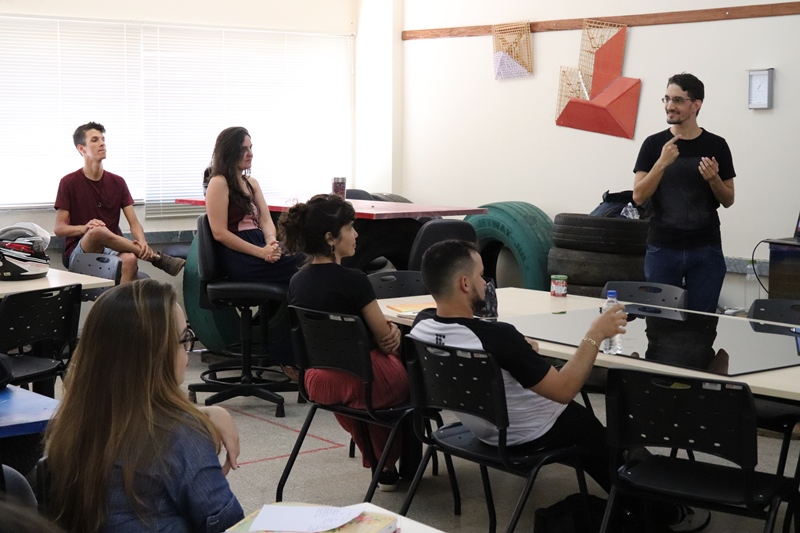 A atividade foi complementar à disciplina de Acústica, ministrada pelas professoras Ariane Zambon e Regina Morão, que convidaram o professor a oferecer a aula com o objetivo de ensinar aos discentes, de forma visual, como o som se propaga