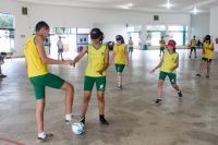 Alunos_de_Colorado_jogam_bola_com_olhos_vendado