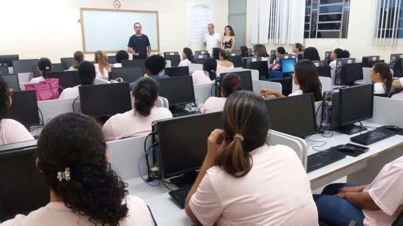 A disciplina “Sistemas de Informações Administrativas” foi ministrada pela professora Ilma Rodrigues de Souza Fausto, no laboratório de informática do Campus Ji-Paraná