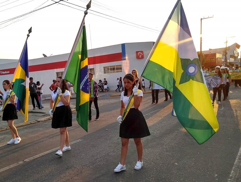 Fotos de alunos e servidores do campus Vilhena no desfile cívico 3