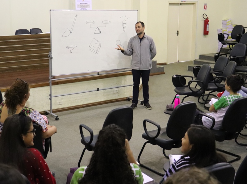 Workshop ensina escrita científica a alunos em Vilhena