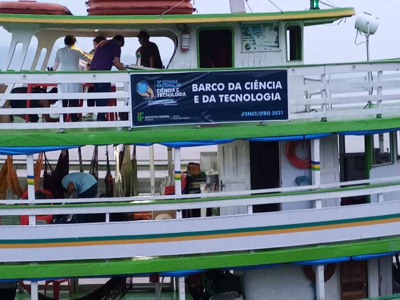 Alunos e professores do Calama levam experiências científicas e tecnológicas à comunidade ribeirinha de Nazaré