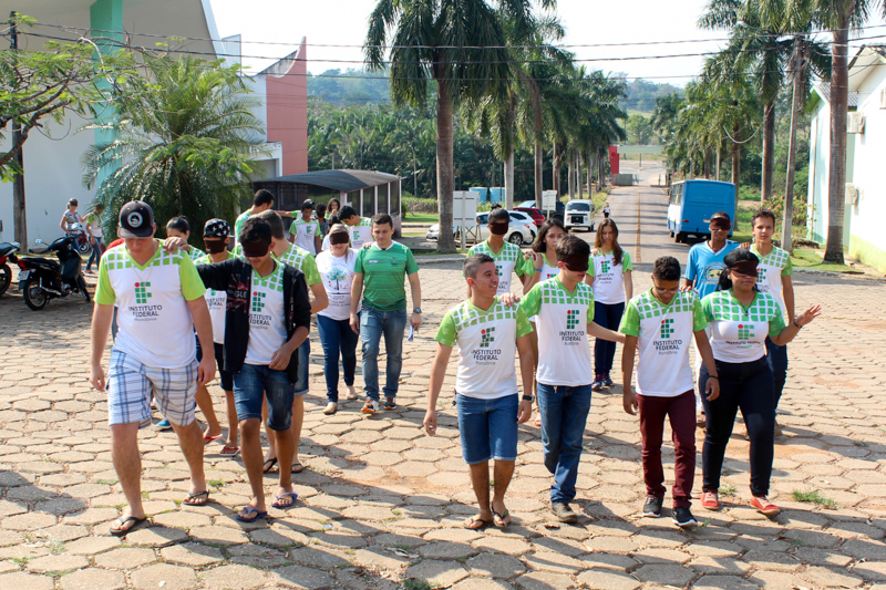 Voluntários foram vendados e percorreram parte do campus com o auxílio dos alunos do projeto, que atuaram como guias