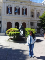 Foto_3_Uma_pausa_para_foto_em_frente_à_Universidade_Nacional_de_La_Plata