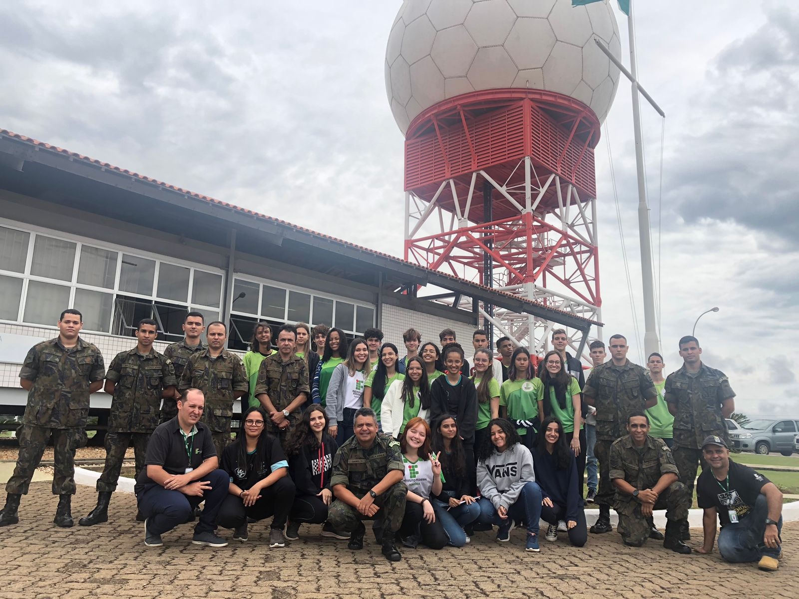 Alunos do Campus Vilhena realizam visita técnica ao  Destacamento de Controle do Espaço Aéreo de Vilhena da FAB