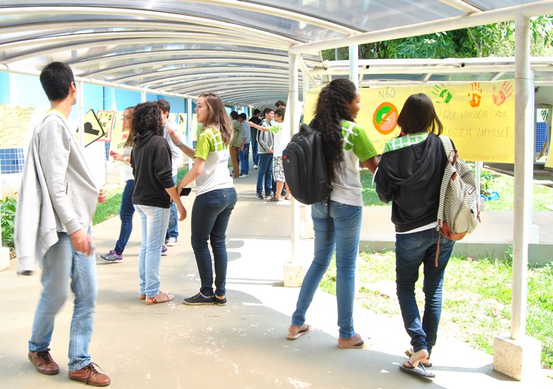 Cartazes produzidos por alunos foram expostos no campus 