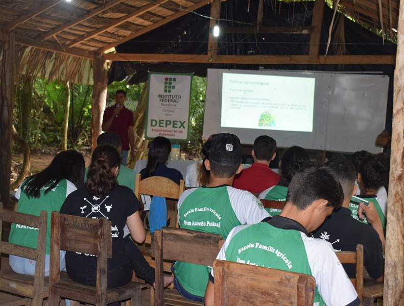 Estudantes e professores do Campus Jaru promovem dia de campo em Escola Família Agrícola de Jaru