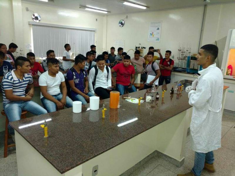 Os laboratórios de Química e Biologia do Campus Ji-Paraná foram visitados pelos estudantes