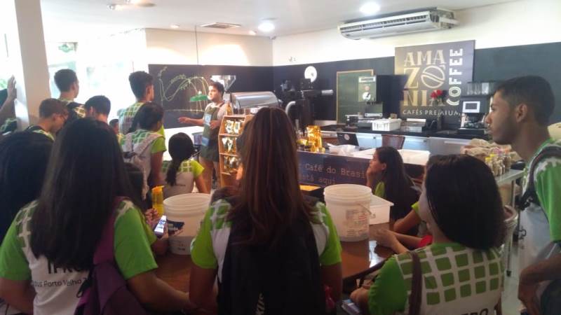 Estudantes do Campus Zona Norte realizam visita técnica em empresa de produção de café