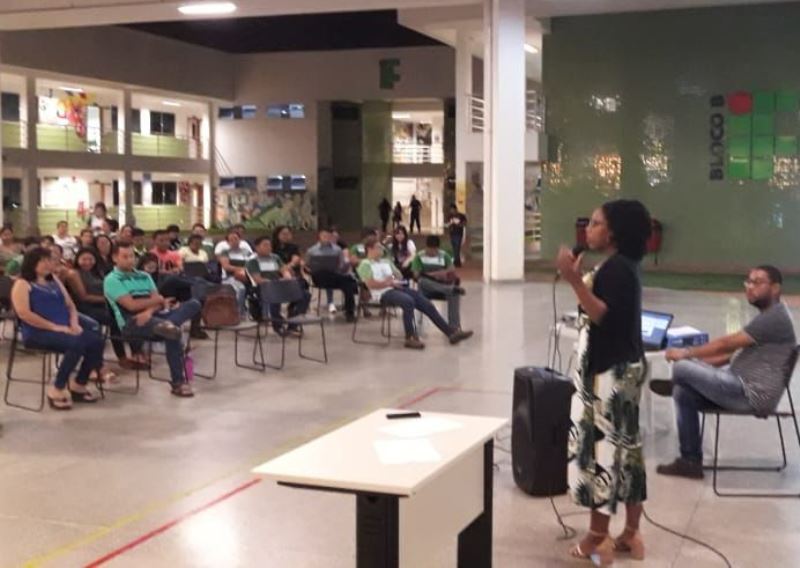 Debate sobre racismo e condição das mulheres é realizado no Campus Guajará-Mirim