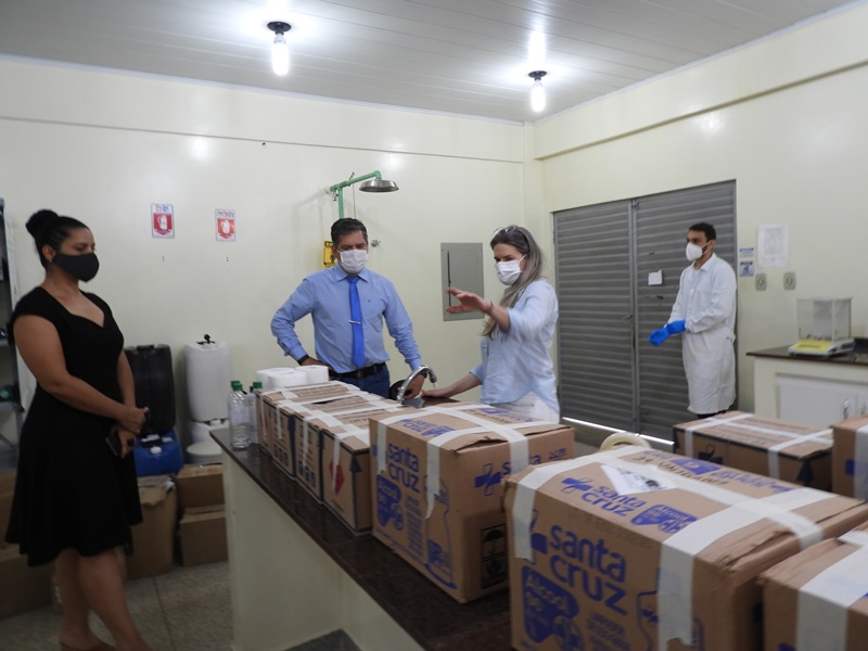 Campus Ji-Paraná entrega 800 frascos de álcool em gel para Fundo Municipal de Saúde