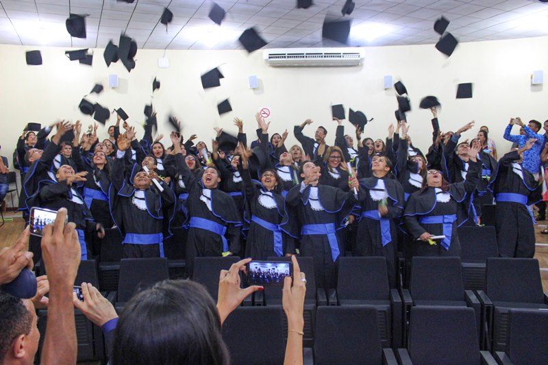 Foram 44 estudantes concluintes que receberam seus diplomas, sendo 12 formados na graduação e 32 certificados nos cursos técnicos