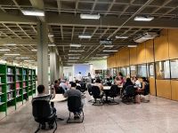 Professores_e_tecnicos_reunidos_na_biblioteca_do_campus