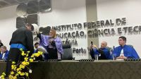 Reitora_substituta_Xênia_Barbosa_confere_grau_ao_formando
