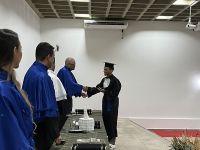 Professor_cumprimenta_o_formando_na_certificação