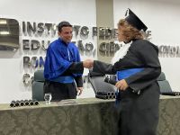 Diretor_Willians_cumprimenta_a_formanda
