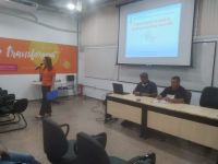 Professora_Sheylla_recepciona_docentes_em_mesa_redonda