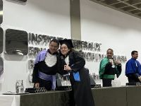 Formanda_e_o_professor_Cássio_Lus