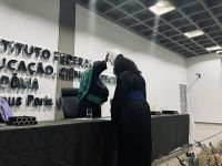 Professor_Olakson_concede_a_certificação_à_formanda_Amanda_Dutra_Silva