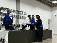 Reitor_Moisés_Rosa_cumprimenta_formando