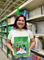 A_bibliotecária_Miriã_mostra_o_livro