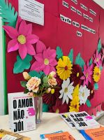 Mural_e_mesa_de_livros